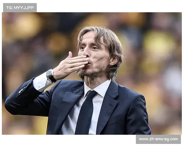 特写镜头：莫德里奇替补登场完成个人第150场欧冠比赛，伯纳乌全场起立致敬